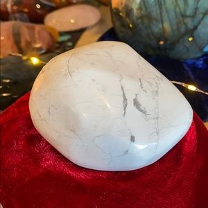 Howlite large polished palm stone - HW1